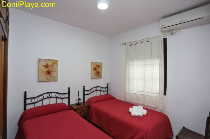 Dormitorio con 2 camas