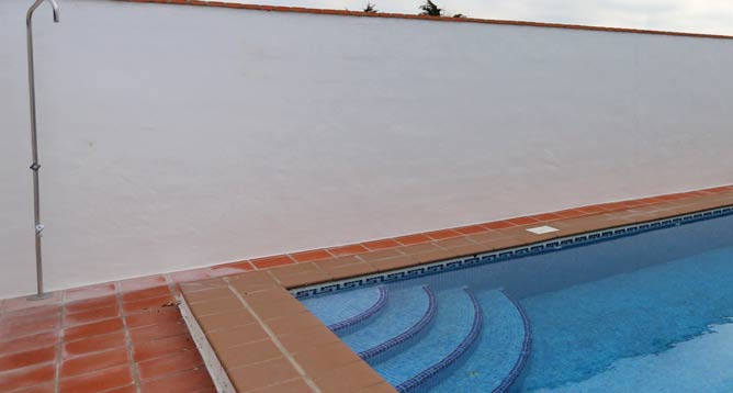 La piscina es compartida con dos casas