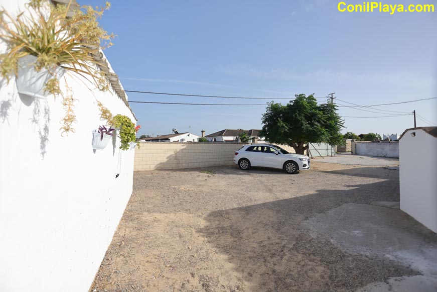 Aparcamiento privado exterior situado frente a la casa