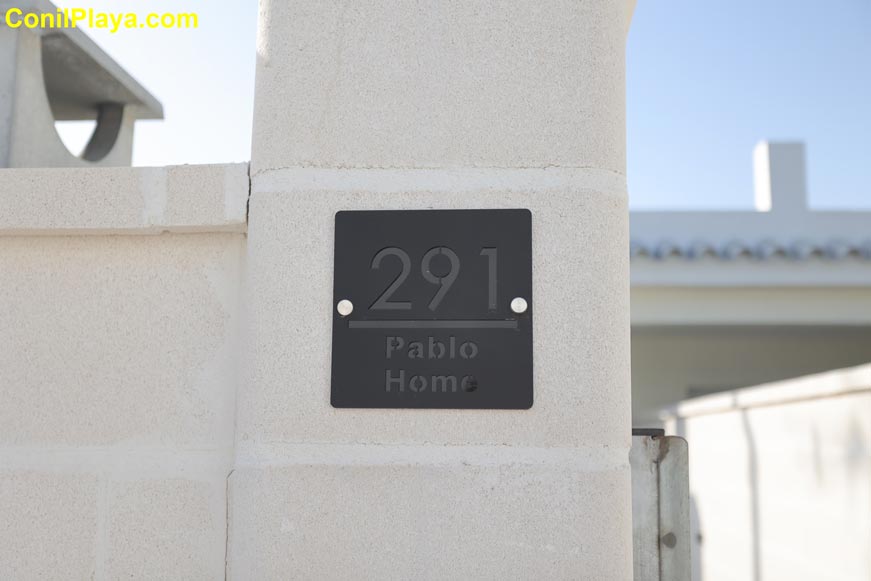 Detalle del muro exterior con placa de casa pablo en primer plano