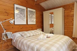 Estudio en casa de madera con aire acondicionado, decorado de forma mederna y funcional. Muy cerca de la playa andando. Jardín, barbacoa. Ideal parejas.
Capacidad para 2 a 4 personas