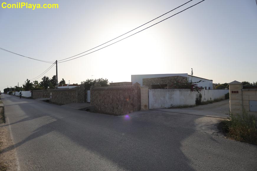 Distancia a la playa y entrada al aparcamiento de la casa en El Palmar