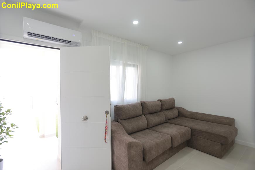 Aire acondicionado del salón con sofá tipo chaise longue