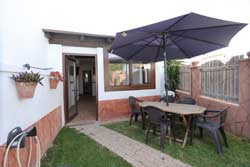 2 dormitorios,4 personas. Casa muy cercana a la playa andando. Tranquila y recién remodelada
