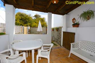Bonito chalet con jardin en El Palmar para alquilar. Porche a la entrada de la casa