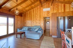 Bonita casa tipo ibicenco situada en zona muy tranquila, rodeada de árboles, a pocos minutos andando de la playa. Consta de 2 dormitorio, cuarto de baño, salón - cocina - comedor, jardín y un fresco porche.
casa para 4 personas