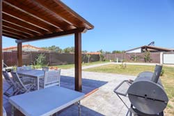 Bonita casa tipo ibicenco situada en zona muy tranquila, rodeada de árboles, a pocos minutos andando de la playa. Consta de 2 dormitorio, cuarto de baño, salón - cocina - comedor, jardín y un fresco porche.
alquiler en el Palmar