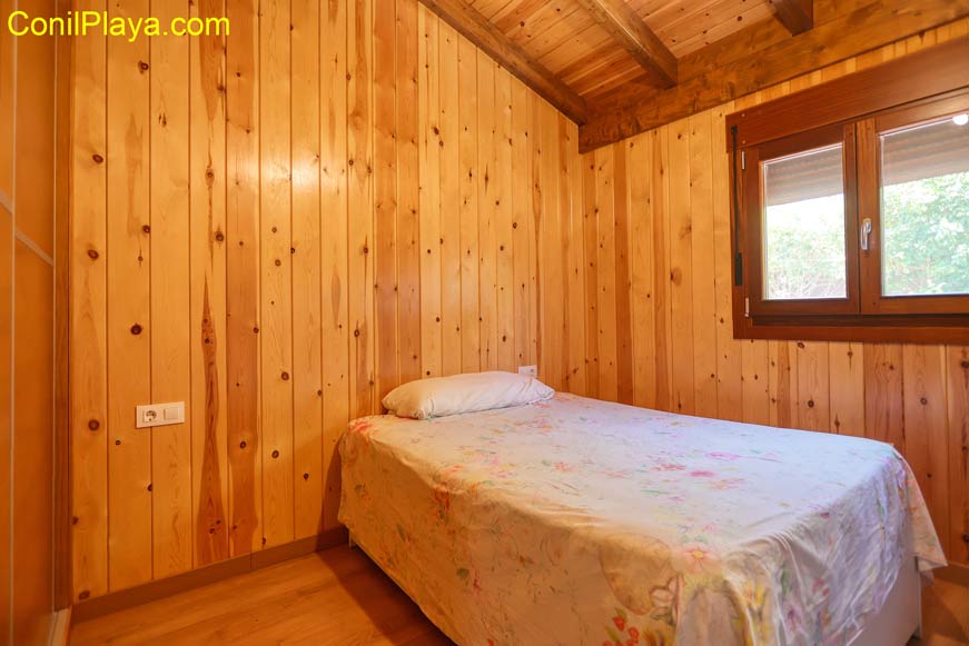 dormitorio con 2 camas individuales