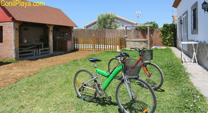 jardin y bicicletas