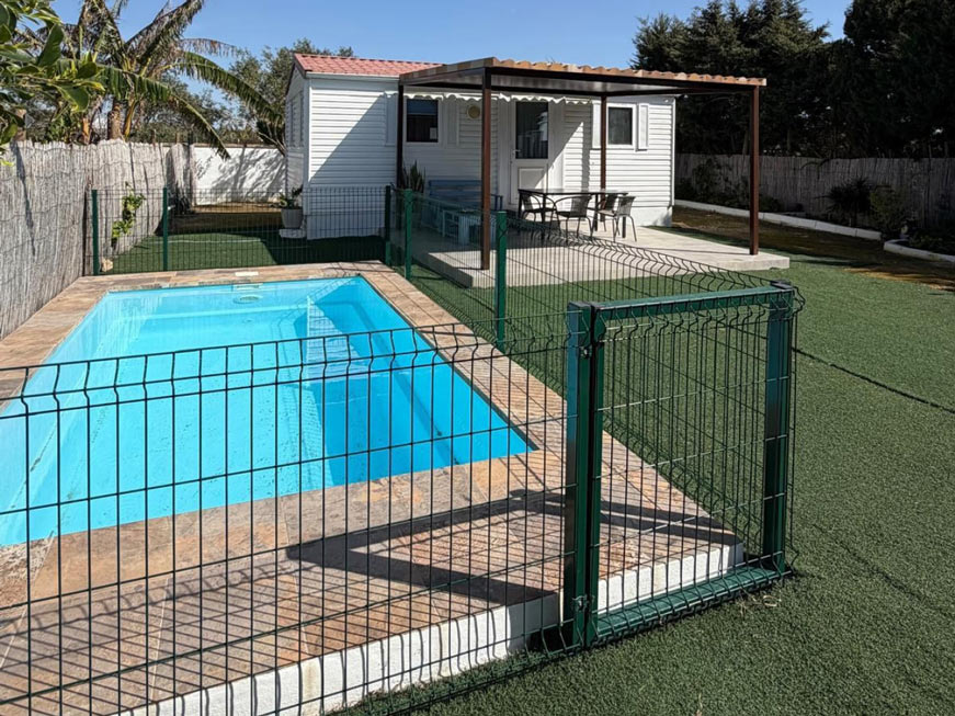 Piscina vallada junto a bungalow en alquiler con terraza cubierta