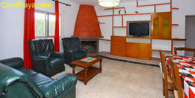 salón con mesa comedor y el sofá al fondo