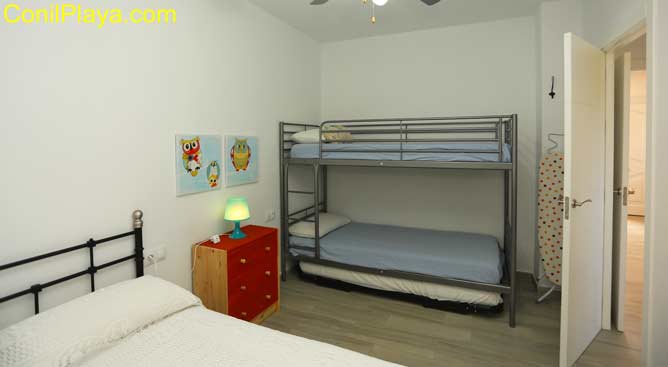 dormitorio con cama litera