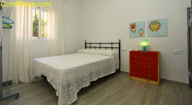 dormitorio con cama de matrimonio