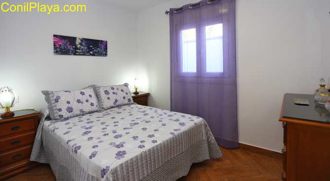 dormitorio con cama de matrimonio