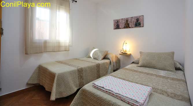 dormitorio con 2 camas individuales