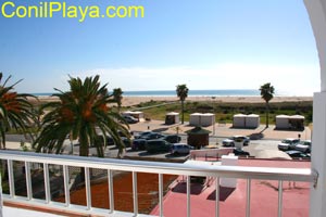 Vistas desde la terraza del Hostal. Está situado en primera línea de playa.