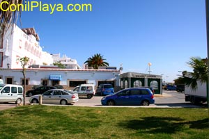 El hostal cuenta con cafetería y restaurante