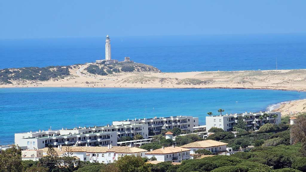 Faro de Trafalgar con los caños de Meca visto desde la Breña