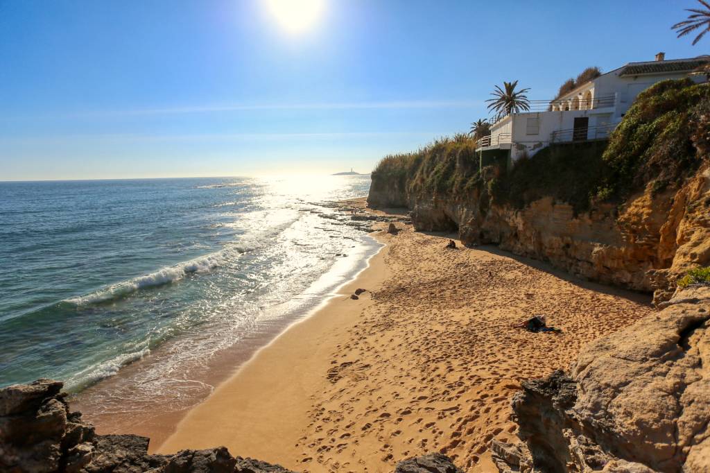 Playa de los Caños de Meca con la marea alta.