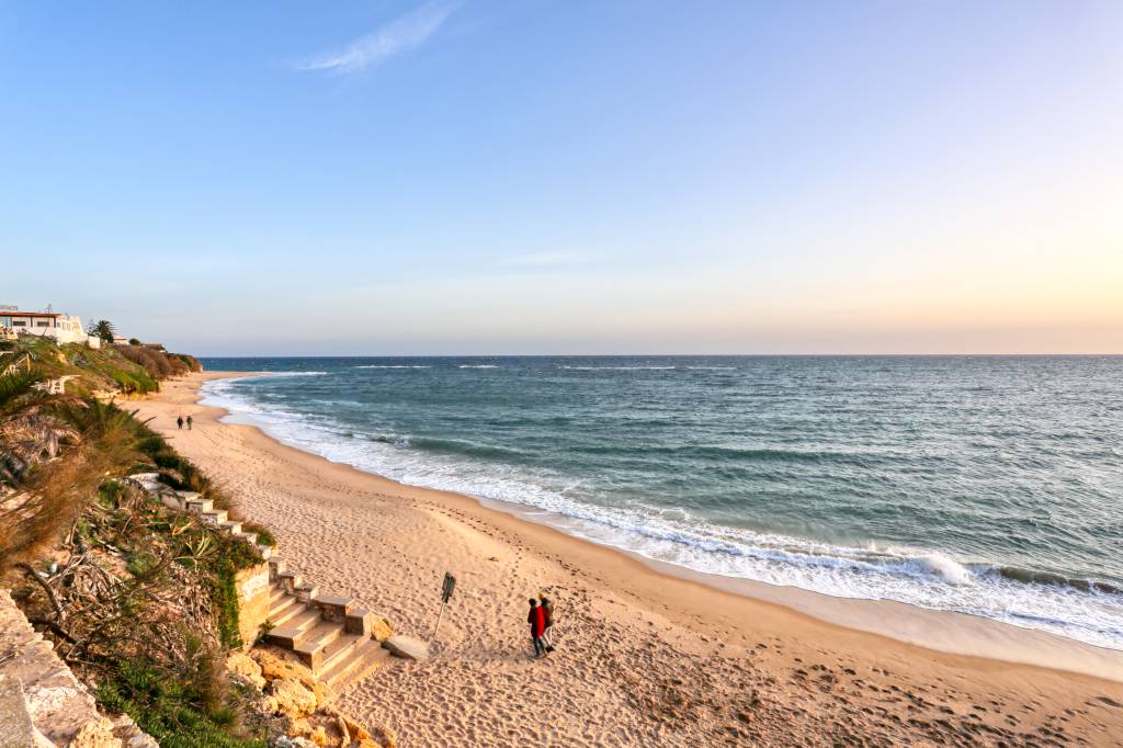 Escaleras de bajada a la playa.