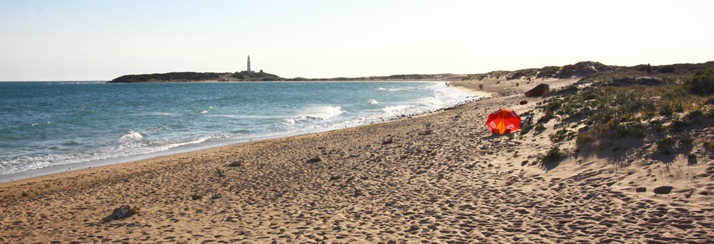 Playa de los Caños de Meca con el faro de Trafalgar al fondo