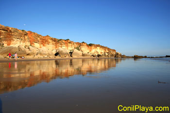 Vista al atardecer de la cala de Conil.