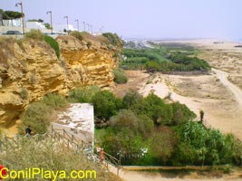 Escaleras de bajada a la playa de El Chorrillo. Se encuentra al final del parque La Atalaya.