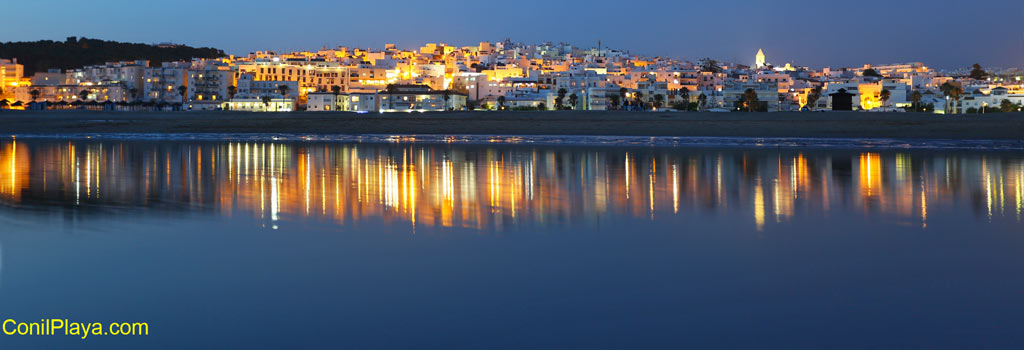 Conil de noche desde la playa de Los Bateles