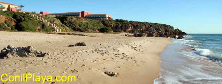 Vista desde la playa del Hotel Calas de Conil, de la cadena Confortel, se encuentra junto a la urbanización Roche.