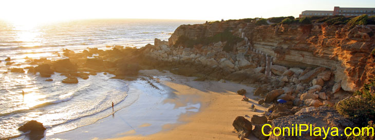 Atardecer en la Cala de El Pato, Calas de Roche (Conil).