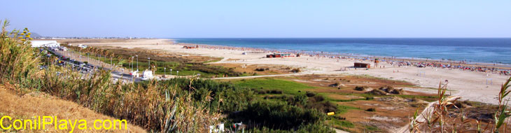 Vista de la playa de Los Bateles en agosto.