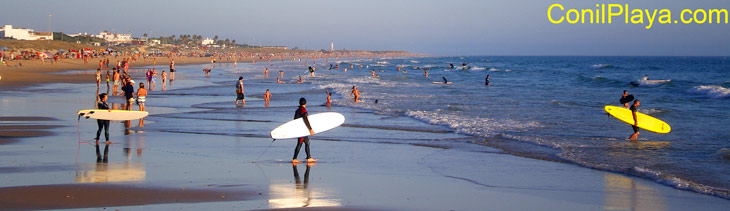 Surf en la playa de El Palmar.