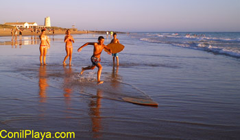 Jugando en la playa de El Palmar.