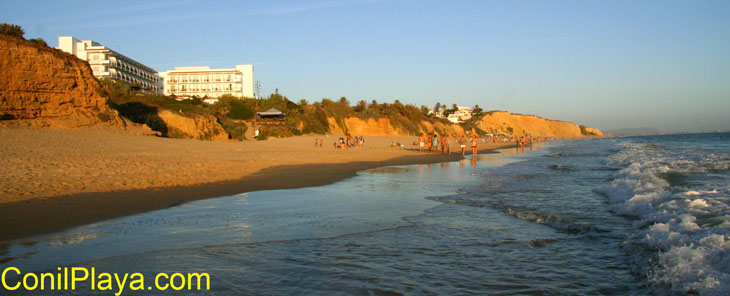 Vista general de la playa. A la izquierda el Hotel Flamenco.