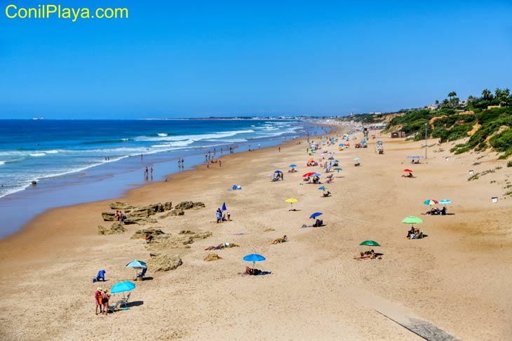 Vista de la playa de Roche desde el pequeño saliente.