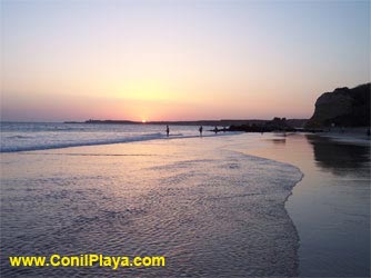 Atardecer en la playa de El Roqueo.