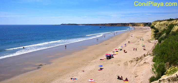 Playa del Roqueo, al fondo la playa de la Fuente del Gallo.