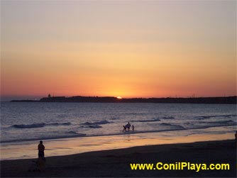 Atardecer en la playa de El Roqueo.