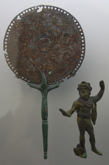 Espejo y estatuilla de bronce