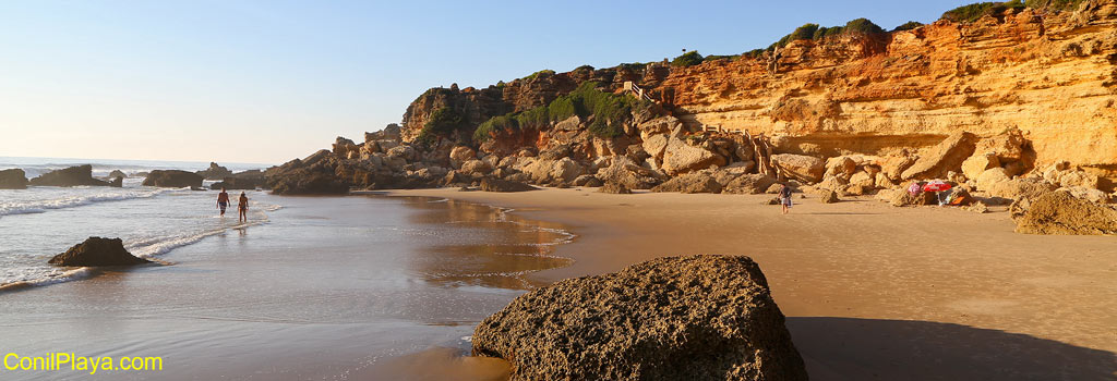 La Cala del Pato está muy resguardada del oleaje y del viento por las rocas y el acantilado.