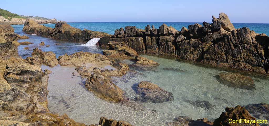 Piscinas naturales de Bolonia, cascada de agua