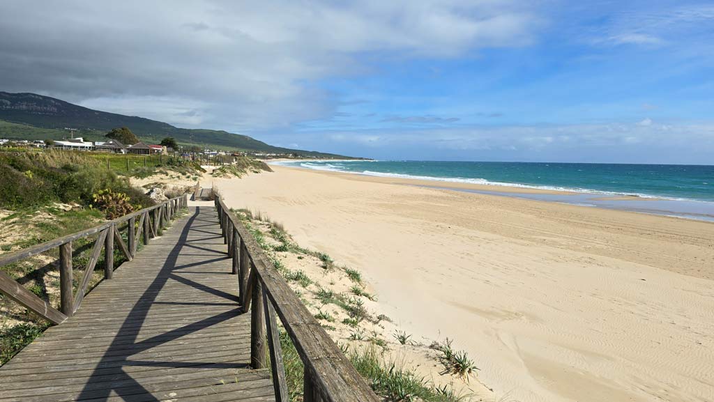Playa de Bolonia. Vista hacia el pueblo. febrero 2024.