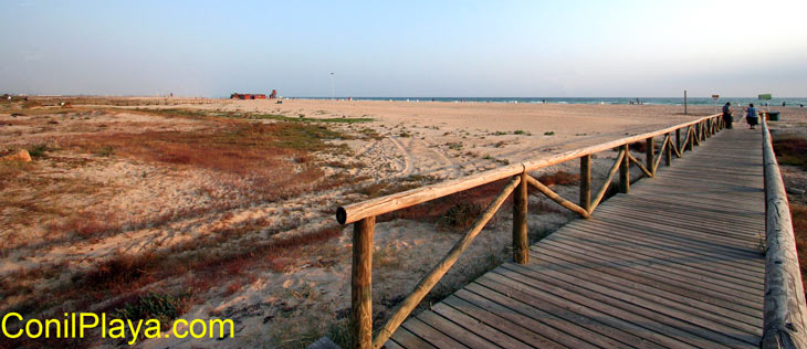 Pasarela de acceso a la playa.