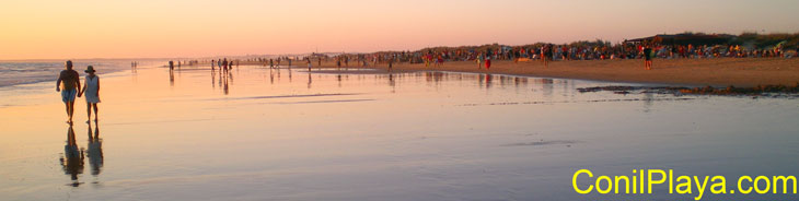 Paseo al atardecer en la playa de El Palmar. Julio de 2007.