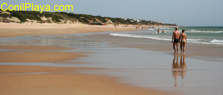 Paseando por la playa del puerco el 28 de Agosto de 2008. Al fondo está Urbanización Roche.