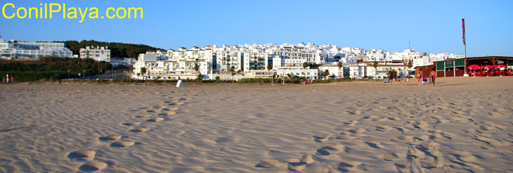 La Playa de El Chorrillo, al fondo Conil de la Frontera.