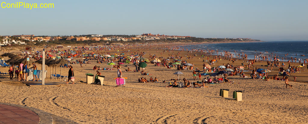 Playa de la Barrosa en pleno verano con gente