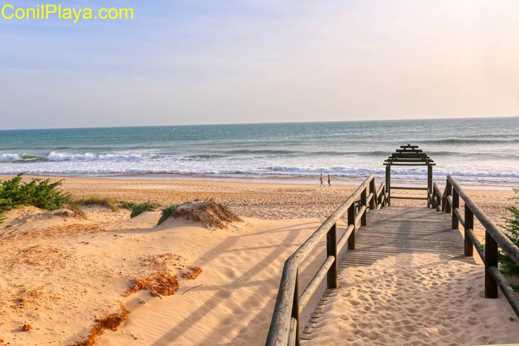 Escaleras de bajada a la playa de Roche Urbanización, Conil de la Frontera.