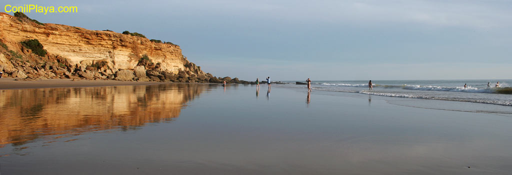 Atardecer en la cala con la marea baja.