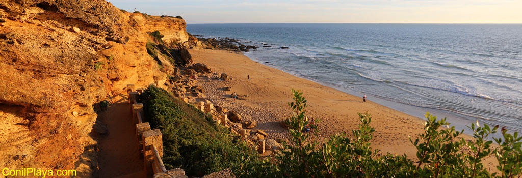 Escaleras de bajada a la cala.